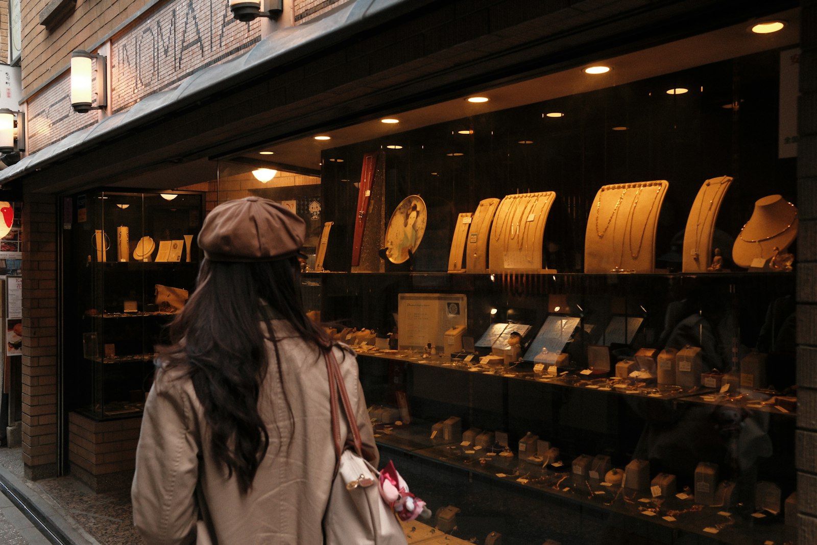 How to Buy Jewelry as a Gift Without Guessing