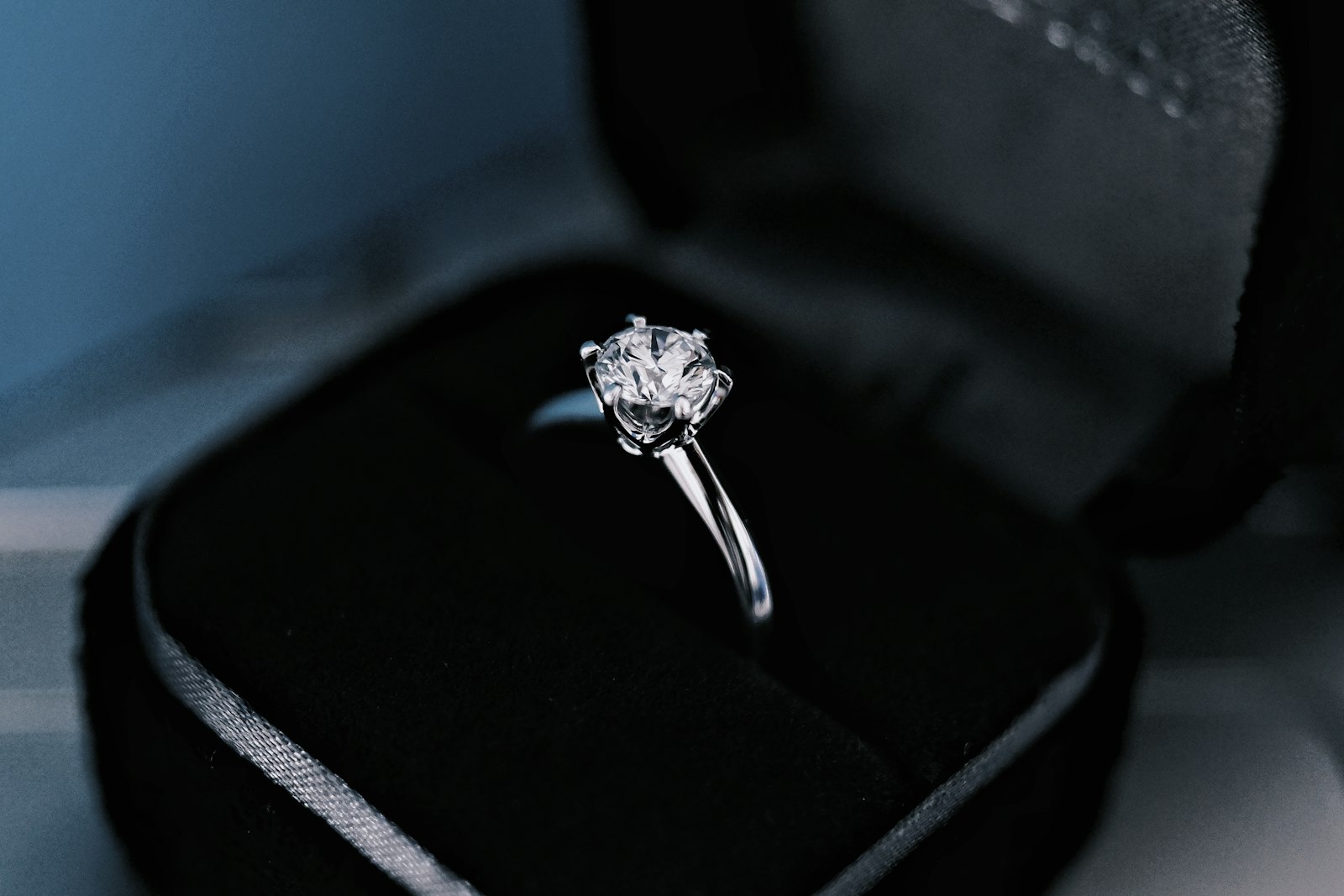 Lab-Grown vs Mined Diamonds: What to Know Before You Buy